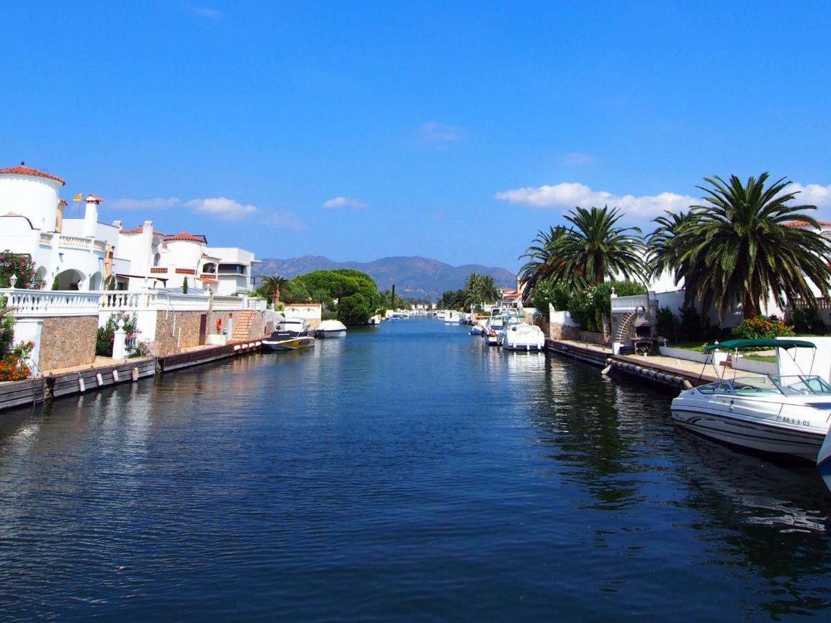 Holiday Home Requesens Canal Empuriabrava Exterior photo